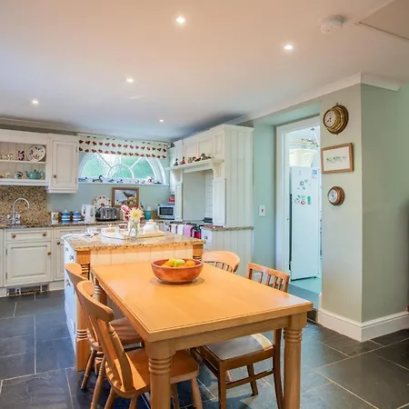4 Bed In Truro 75546