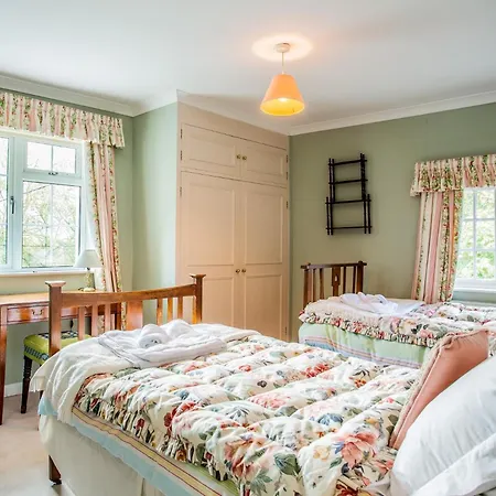 4 Bed In Truro 75546 Holiday home *