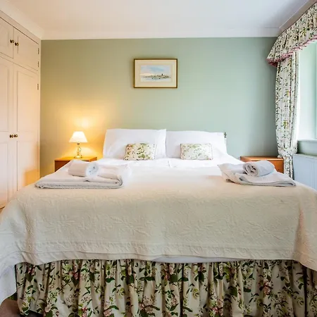 4 Bed In Truro 75546 Holiday home *