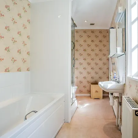 Holiday home 4 Bed In Truro 75546 Ladock